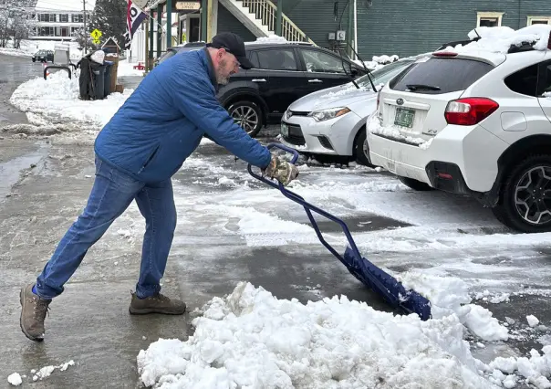 Emergencia por nevadas en el noreste de EU: carreteras resbaladizas y sin electricidad