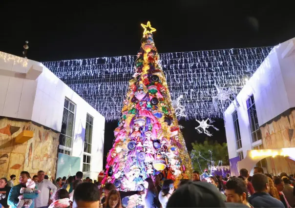 Encienden luces de árbol de Navidad en La Paz