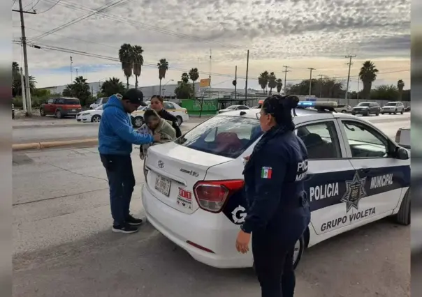 ¡La ayudaron a volver a casa! Policías ayudan a mujer de la tercera edad perdida