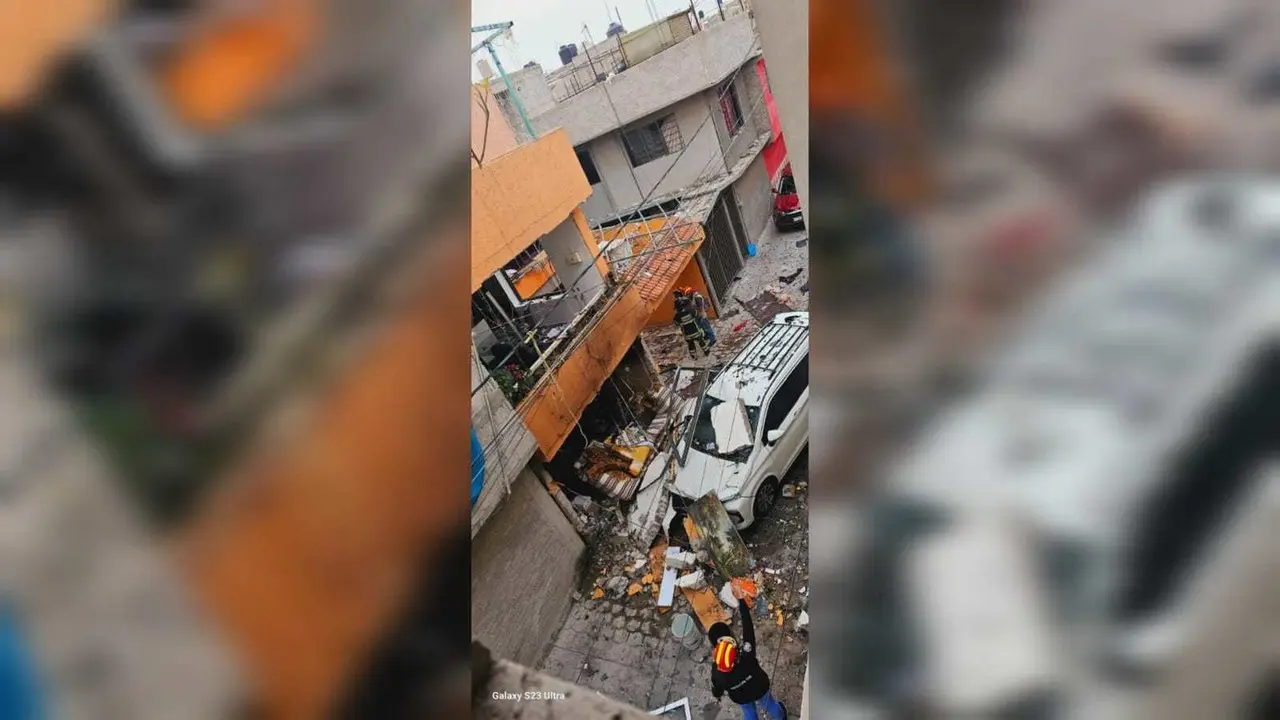 La vivienda donde ocurrió la explosión en Neza resultó con cuantiosos daños, Protección Civil analiza si es habitable o deberá ser derrumbada. Foto: Cortesía