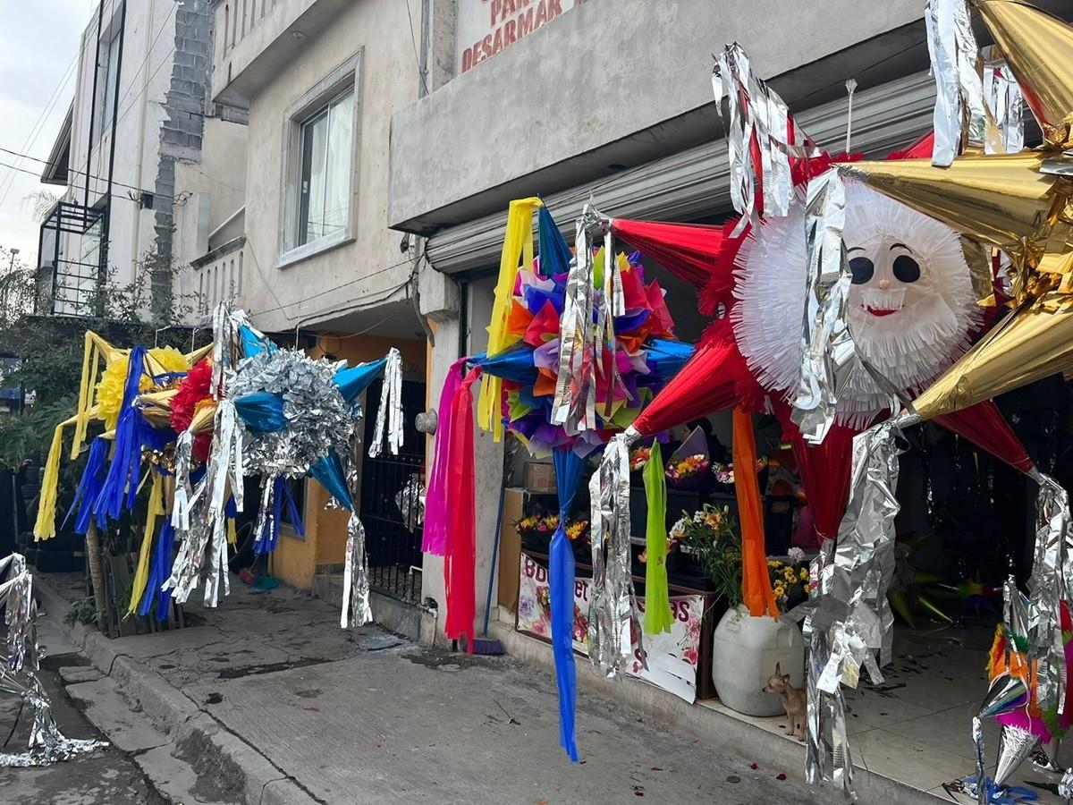 Leonel Gutiérrez y su familia elaboran piñatas en su taller ubicado  sobre la avenida Río Nazas con el número 690. Foto: Cynthia Pardo