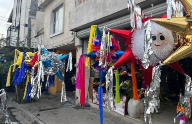 Piñatas decembrinas: Elabora familia colorida tradición ¡No pierden el tino!