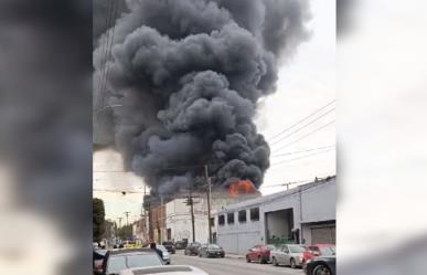 Arrasa incendio con bodega de plásticos en Monterrey