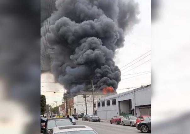 Arrasa incendio con bodega de plásticos en Monterrey