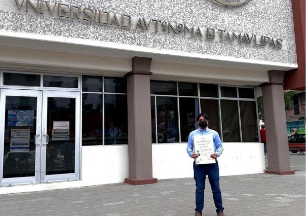 Otorga UAT título a estudiante transgénero