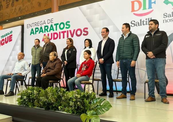 Apoyan Chema Fraustro y DIF Saltillo con entrega de aparatos auditivos