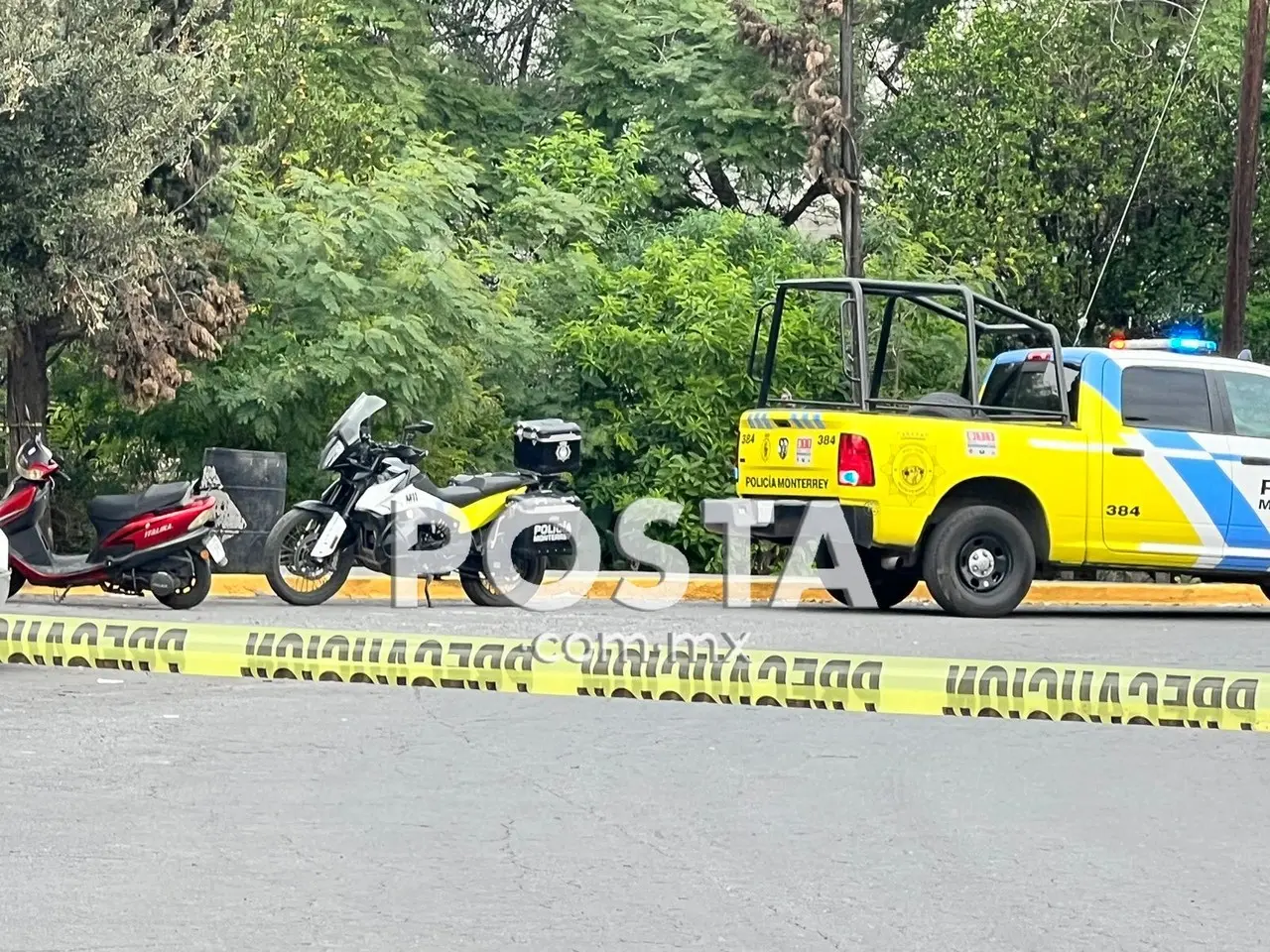 Al lugar llegaron elementos de la Cruz Roja y más refuerzos de la Policía de Monterrey para asegurar el área. Foto: Especial/ POSTAMX