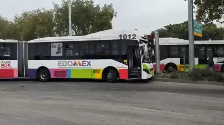 Luego del choque ocurrido en la avenida Central en Ecatepec, no e registraron lesionados. Foto: Cortesía