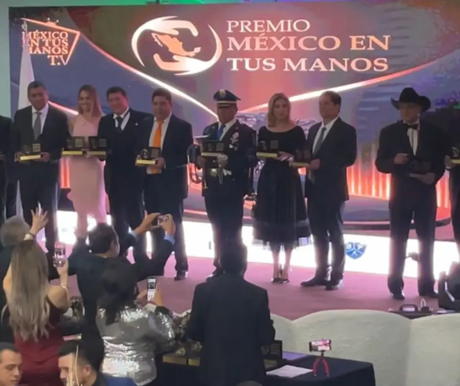 Recibe galardon Viviana Sánchez en los premios “México en tus manos. Foto: Omar Gómez