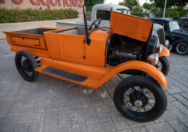 Exhiben carros antiguos y clásicos en La Paz