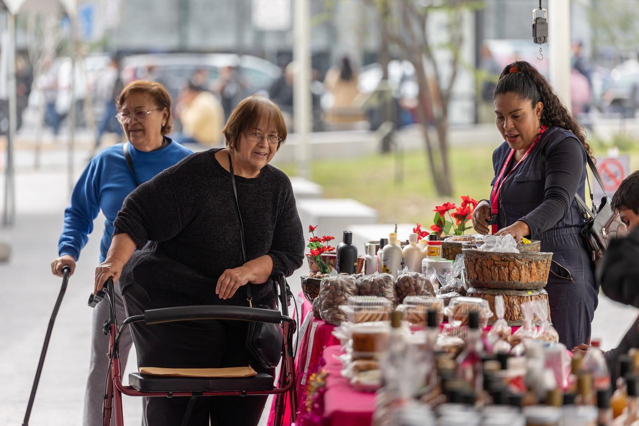 El evento se llevó a cabo en la Plaza Cívica del Pabellón Ciudadano, contando con la participación de más de 65 micro emprendedores pertenecientes al padrón de personas atendidas. Foto: Secretaría de Igualdad e Inclusión