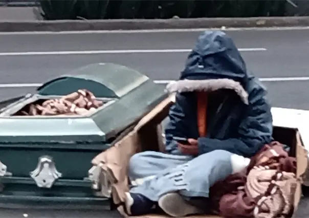 Protestan con un ataúd frente a SEGOB para exigir justicia