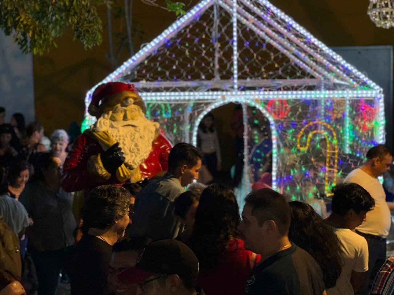 Yucatecos visitando las decoraciones navideñas de Paseo Montejo. Foto: Irving Gil.