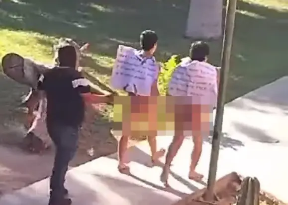 El hecho fue captado en video que circula en redes sociales, se observa a dos jóvenes dentro de la Universidad Autónoma de Occidente, siendo sometidos por otros hombres. Foto: Facebook Fosgo Sinaloa.