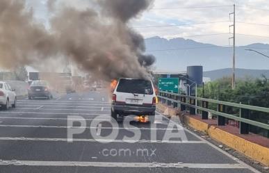 Incendio consume camioneta en avenida Gonzalitos