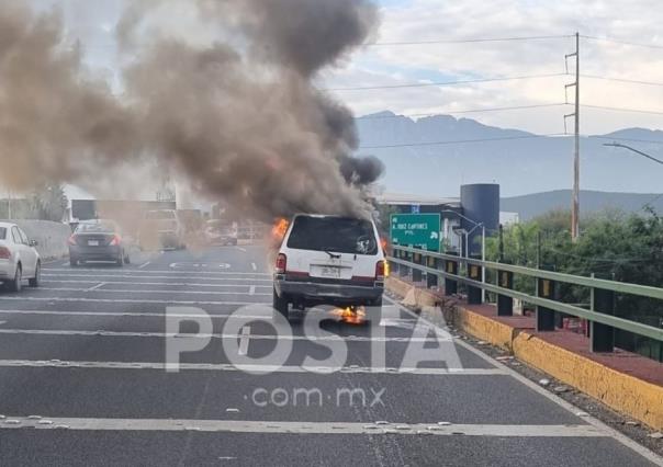 Incendio consume camioneta en avenida Gonzalitos