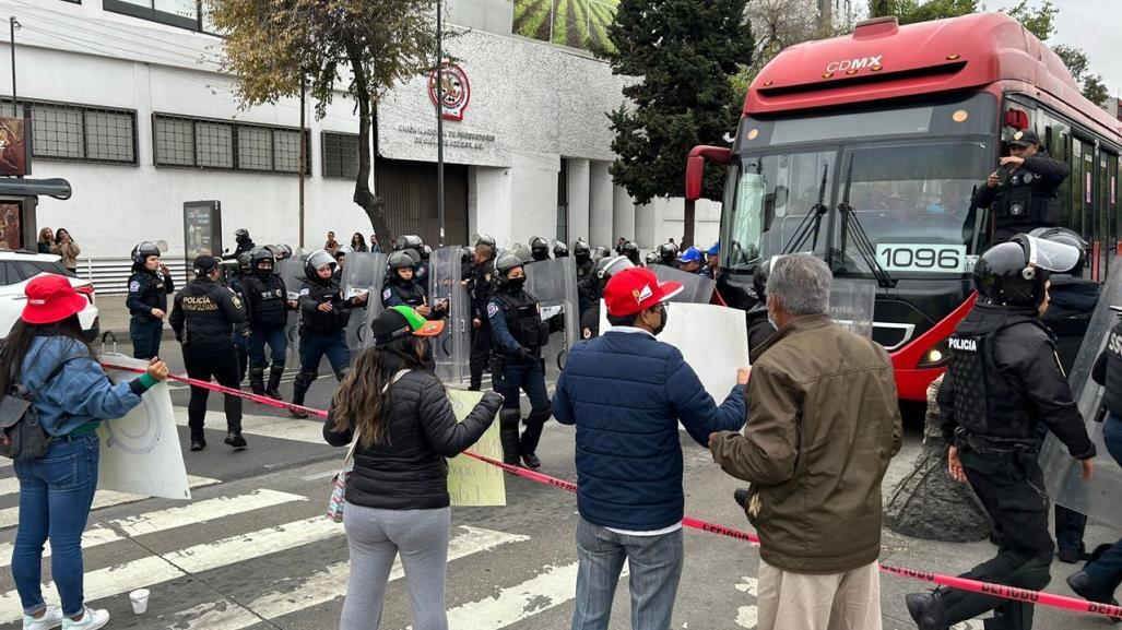 Cierran Insurgentes: Vecinos de Buenavista exigen suministro de agua