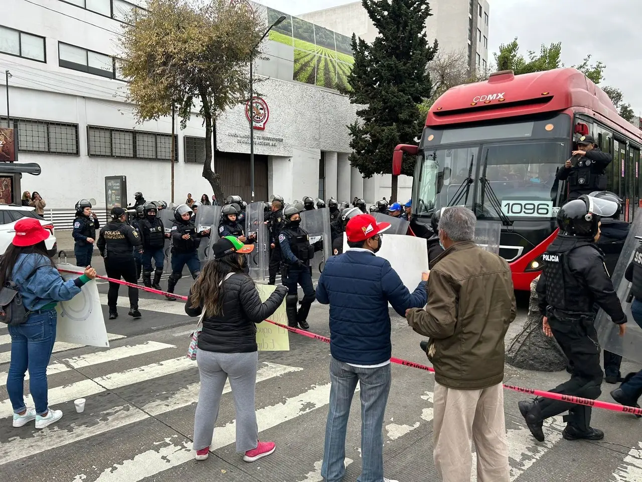 Cierran Insurgentes: Vecinos de Buenavista exigen suministro de agua. Foto: Ramón Ramírez