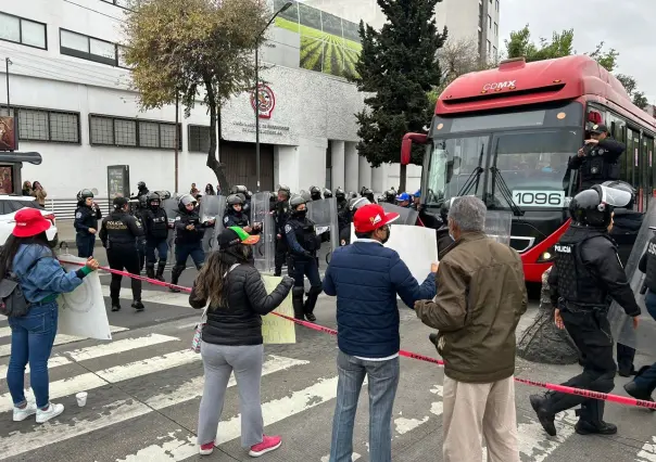 Cierran Insurgentes: Vecinos de Buenavista exigen suministro de agua