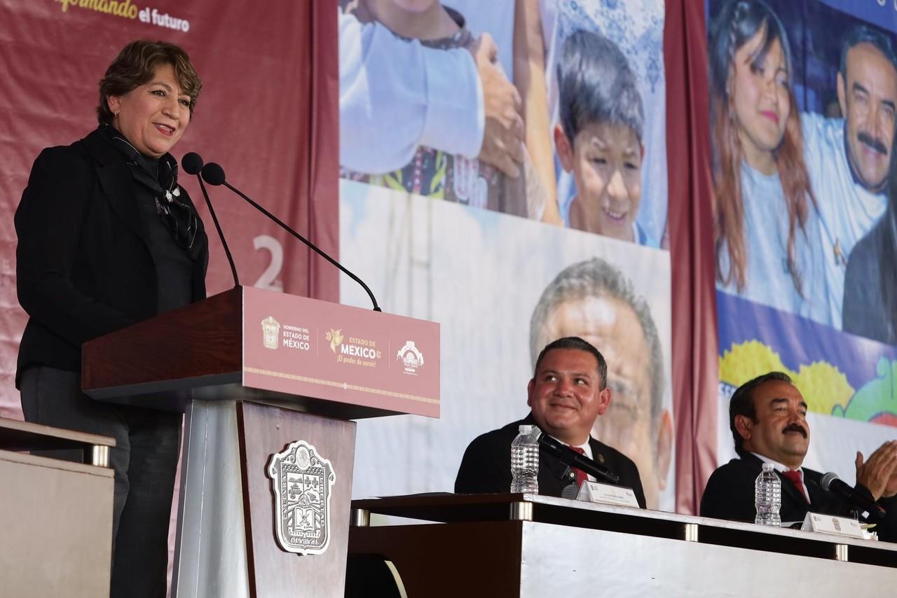 La Mandataria estatal acudió al Segundo Informe de Gobierno de Armando García Méndez, Presidente Municipal de Valle de Chalco Solidaridad. Imagen: GEM.