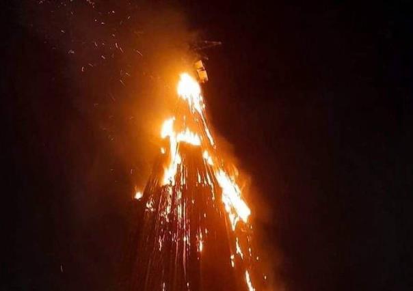 ¡En llamas! Se incendia árbol de navidad en Tlalnepantla