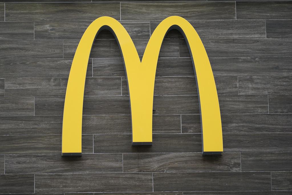 Los arcos dorados de McDonalds en un restaurante de Havertown, Pensilvania, el martes 26 de abril de 2022. (AP Foto/Matt Rourke)