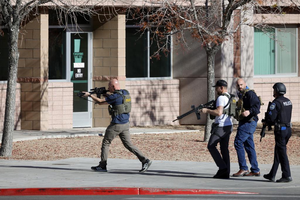 Agentes de las fuerzas de seguridad ingresan a un edificio de la Universidad de Nevada campus Las Vegas luego de recibir reportes de un tirador activo, el miércoles 6 de diciembre de 2023, en Las Vegas. (Steve Marcus/Las Vegas Sun vía AP)