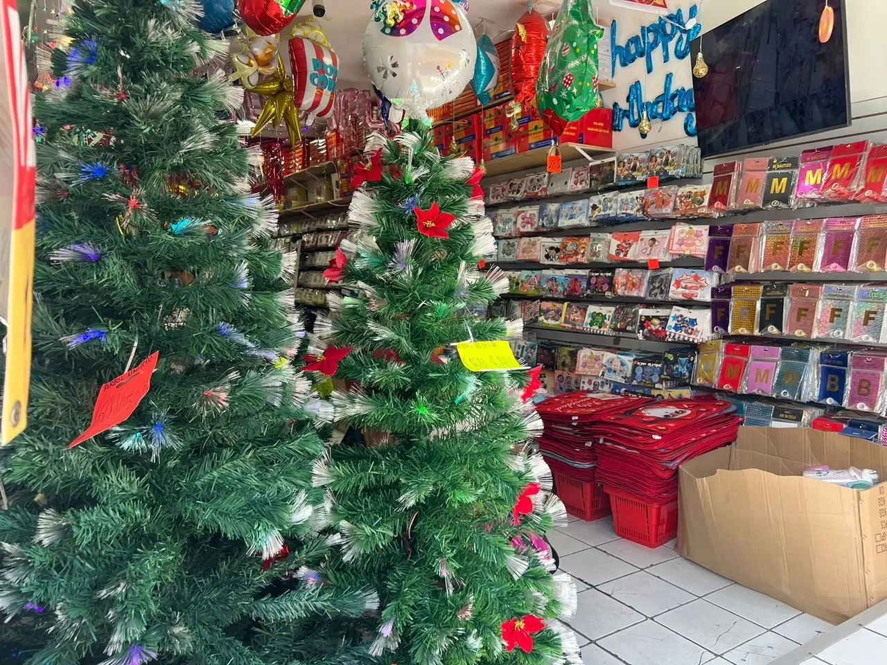 En un recorrido por las calles de Mérida se pudieron observar los precios de los árboles de Navidad.- Foto de Irving Gil