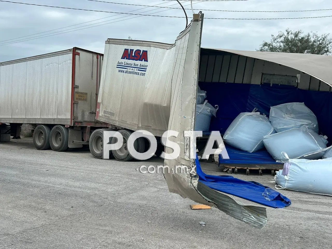 Embiste tren a tráiler: toneladas de azúcar tiradas en la zona