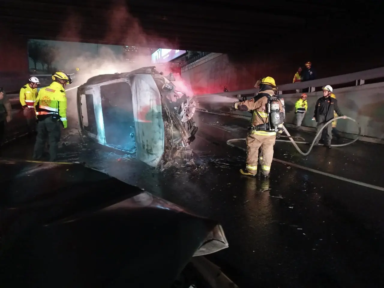 Bomberos de Nuevo León, Protección Civil del Estado y municipal acudieron a la avenida referida a la altura de la calle Zaragoza. Fotos: Protección Civil de Monterrey