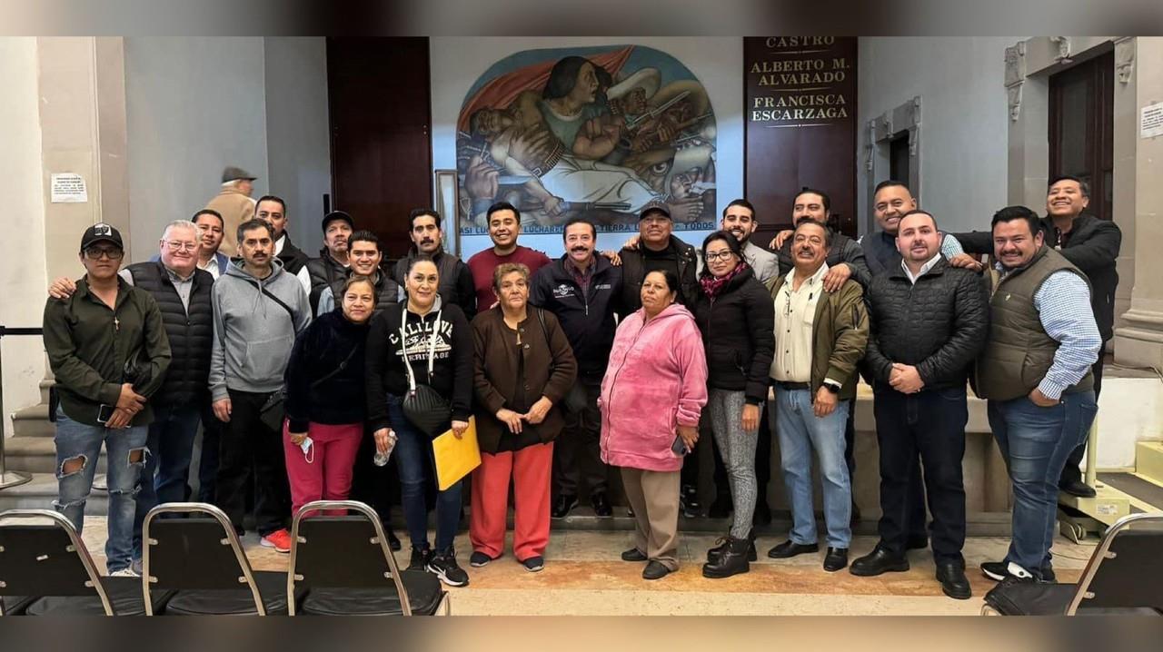 Comerciantes del ex cuartel Juárez en reunión con el secretario del ayuntamiento, Bonifacio Herrera. Foto: Cortesía.