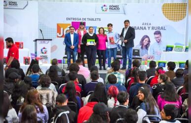 Alcaldesa de Gómez Palacio entrega 200 tablets a jóvenes estudiantes