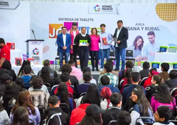 Alcaldesa de Gómez Palacio entrega 200 tablets a jóvenes estudiantes