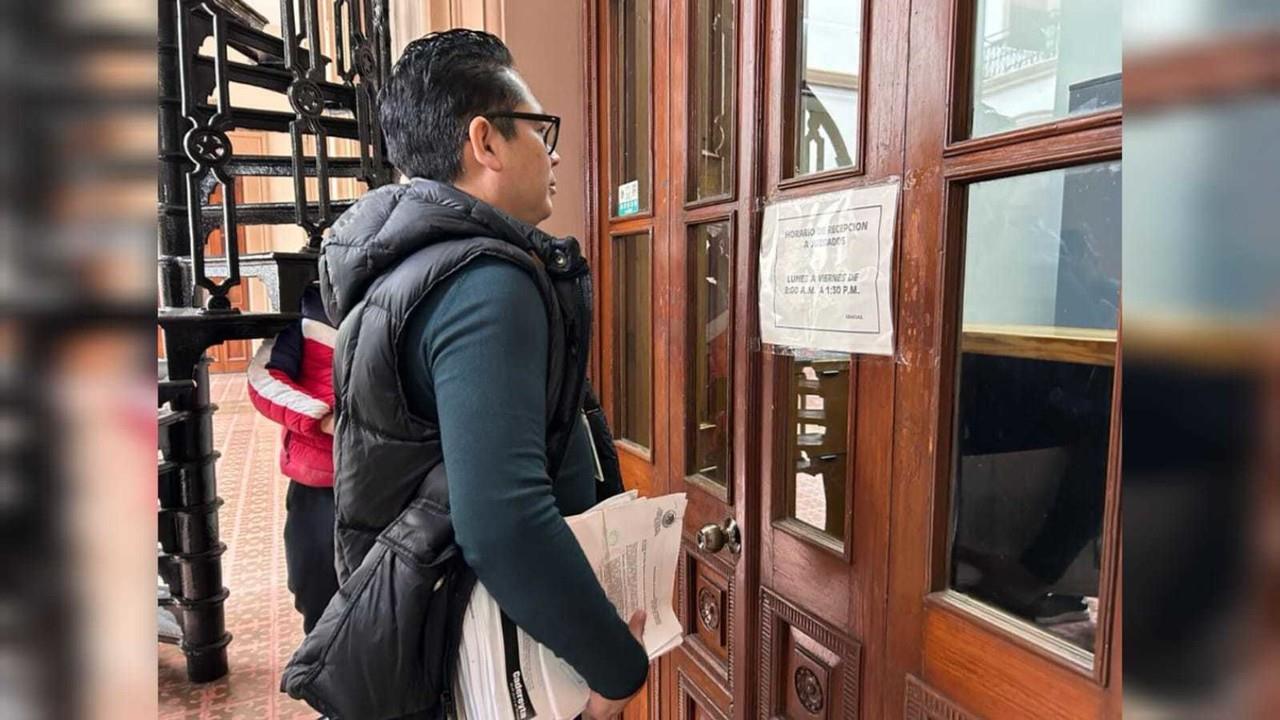 Alrededor de las 12:15 de este miércoles, llegó personal del Tribunal, y a pesar de que en el interior de la Oficialía de Partes había personal, cerraron la puerta con seguro y la persona encargada se movió de lugar. Foto: Rosy Sandoval