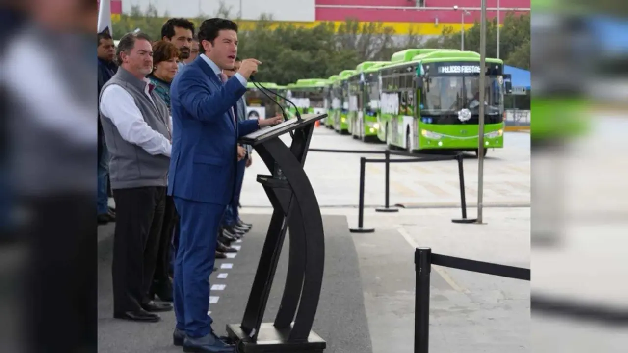 El titular del ejecutivo estatal, destacó que son 200 camiones ecológicos, los que se entregaron para continuar con la reestructura del transporte público. Foto: Gobierno de Nuevo León