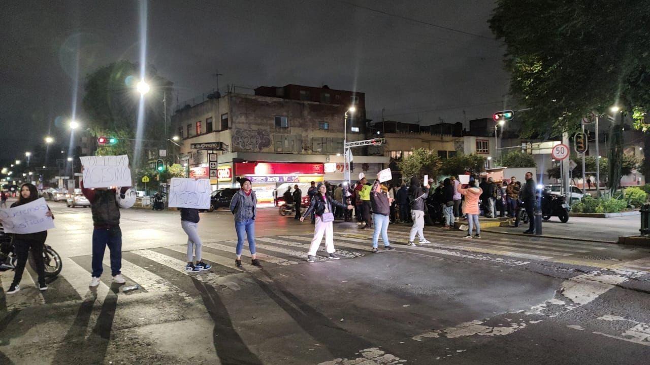 Se manifiestan familiares de menor que chocó al ser perseguido por policías. Foto y video: Ramón Ramírez