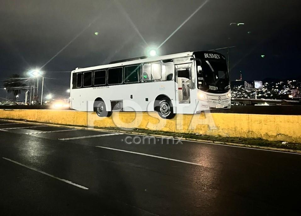 La unidad participante quedó más de una hora sin abanderamiento debido a que era el cambio de turno de los agentes viales de Monterrey. Foto: Raymundo Elizalde.