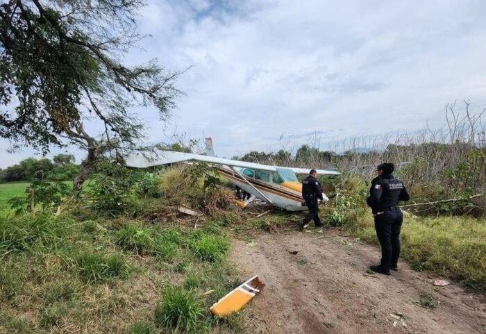 En redes sociales se difundieron fotografías de la unidad aérea sobre el pastizal en las cercanías de la avenida Prolongación El Jacal. Foto: Expreso Querétaro.