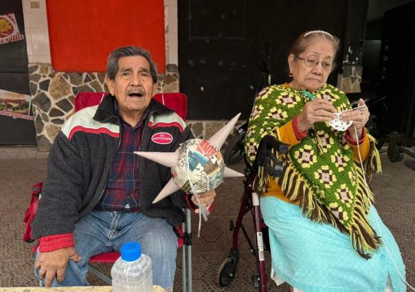 Ella teje y él hace piñatas, así se gana la vida abuelitos en Victoria