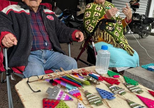 Ella teje y él hace piñatas, así se gana la vida abuelitos en Victoria