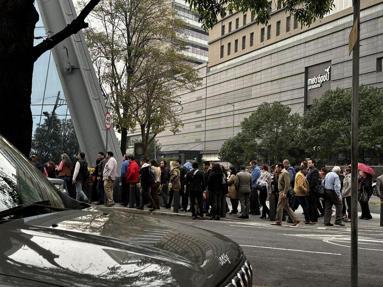 El sismo causó la evacuación de miles de capitalinos de sus trabajos. Foto: Especial