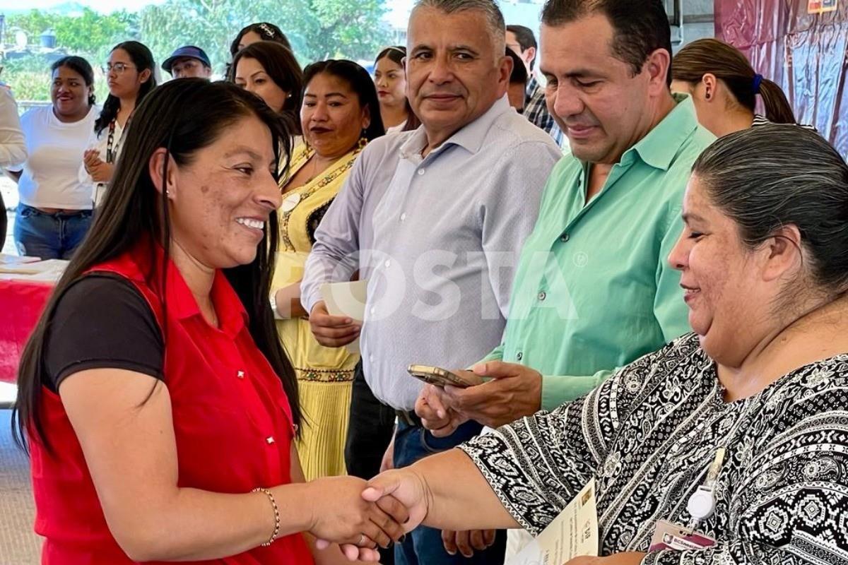 Entregan constancias y reconocimientos a las personas que tomaron un curso o taller. Foto: POSTA MX