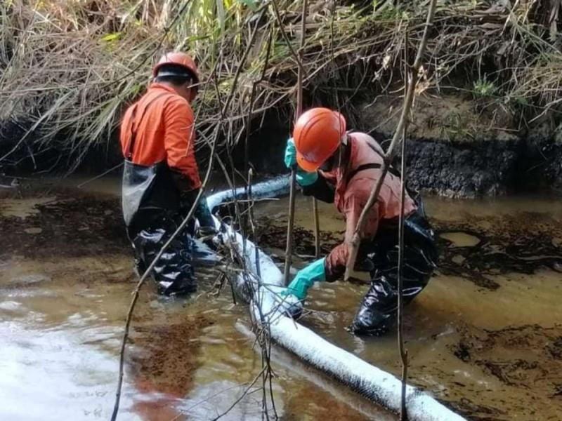 Los pescadores de la región se dijeron preocupados porque consideran que la contaminación matará las especies acuáticas y tendrán problemas con sus actividades. Foto: Protección Civil Veracruz.
