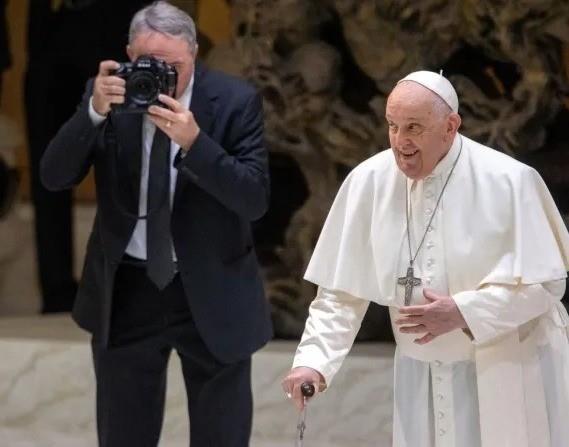 Aunque con voz aún cansada y un poco de tos, Francisco leyó sin problemas los discursos preparados y como es habitual añadió alguna improvisación. Foto: ACI Prensa.