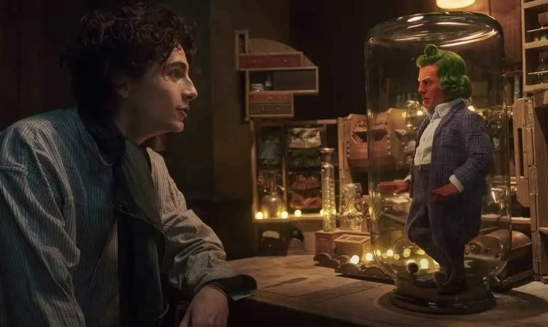 Timothée Chalamet junto a Hugh Grant en una escena de Wonka. Foto: Warner Bros. Pictures