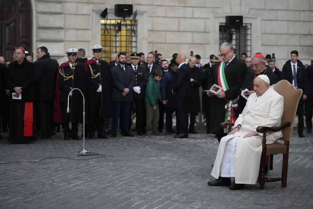 El papa Francisco, sentado, flanqueado por su vicario, cardenal Angelo Comastri, y por el alcalde de Roma, Roberto Gualtieri, realiza su visita anual de Navidad a una estatua de la Virgen María cerca de la Escalinata de la plaza de España, Roma, viernes 8 