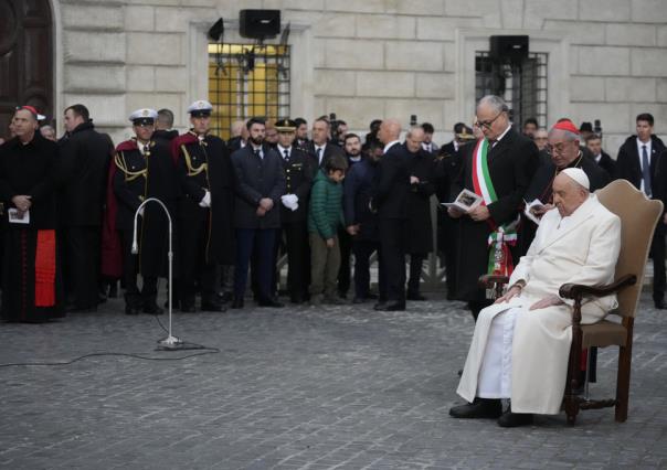 Papa Francisco hace su primera aparición pública tras superar la bronquitis