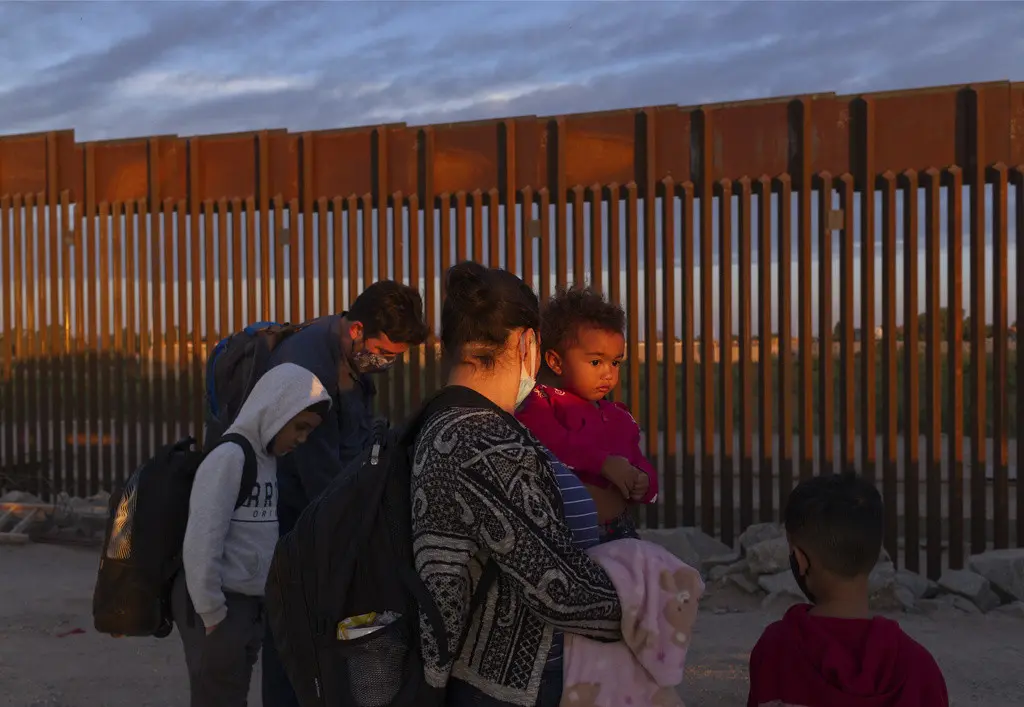 Familias migrantes procedentes de Brasil esperan ser procesadas por los agentes de la Patrulla Fronteriza de Estados Unidos tras cruzar la frontera con México en Yuma, Arizona, el jueves 10 de junio de 2021. (AP Foto/Eugene Garcia, Archivo)