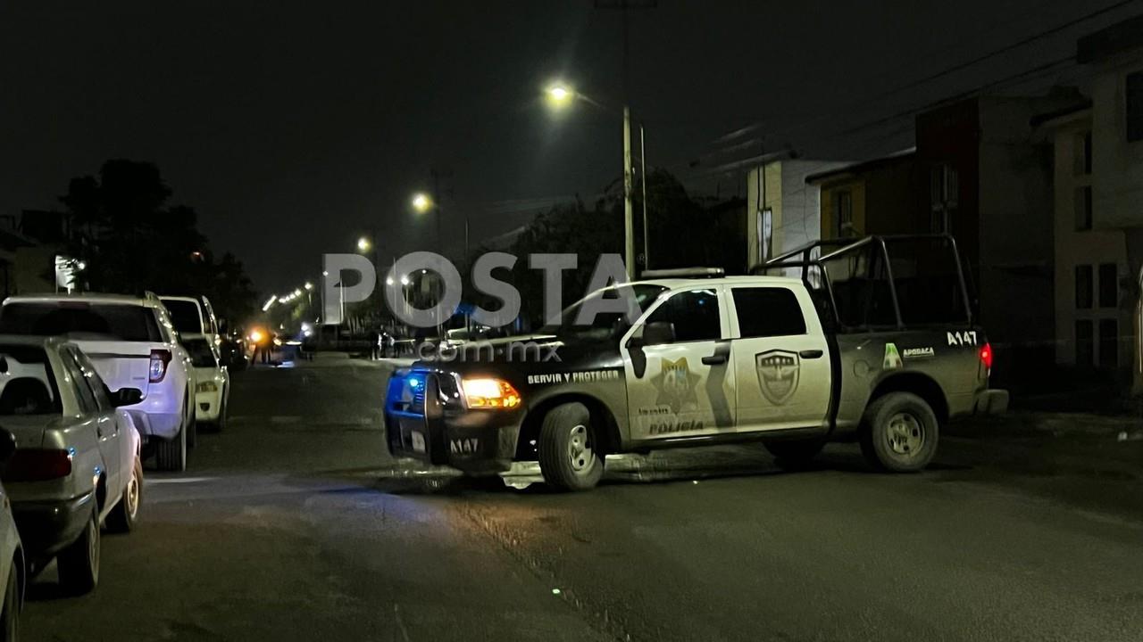 Un hombre que se resistió a ser privado de la libertad fue ejecutado a balazos afuera de una quinta de la calle doctor Martín Luther King por personas encapuchadas, en la colonia Los Amarantos en Apodaca. Foto: Raymundo Elizalde