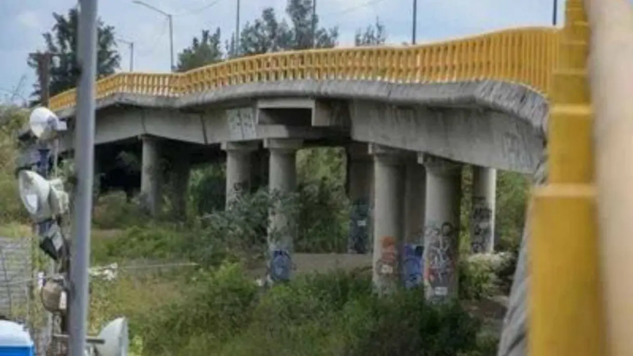 Los vecinos exigen que se repare el puente y se reabra porque fue cerrado desde el 2021. Foto: Especial